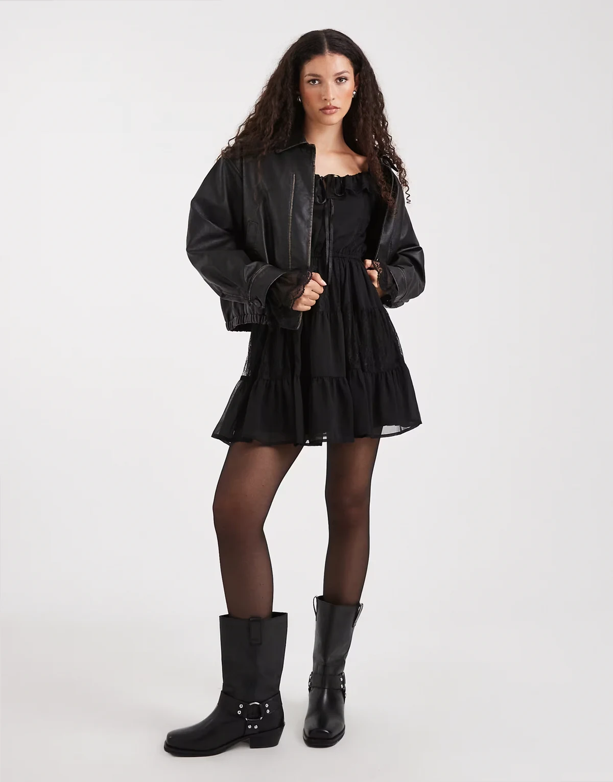 – Kleid im Milchmädchen-Stil aus Chiffon und Spitze in Schwarz