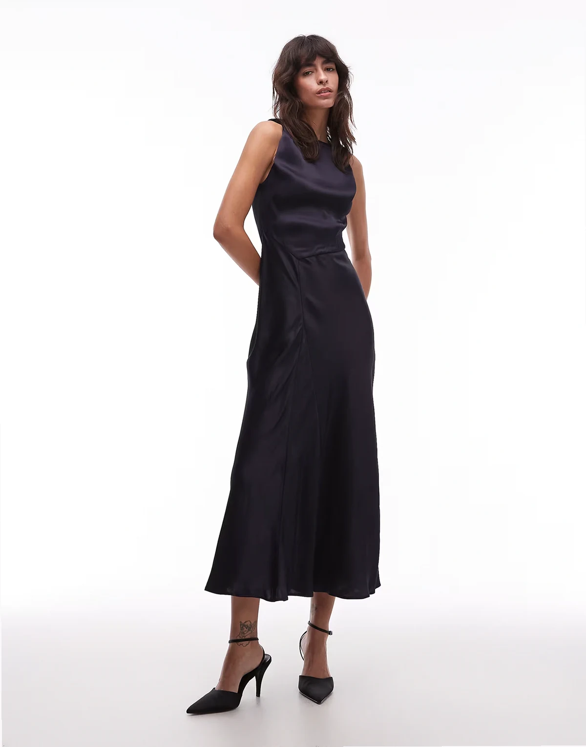 – Midikleid aus Satin-Crepe in Navy mit drapiertem Ausschnitt