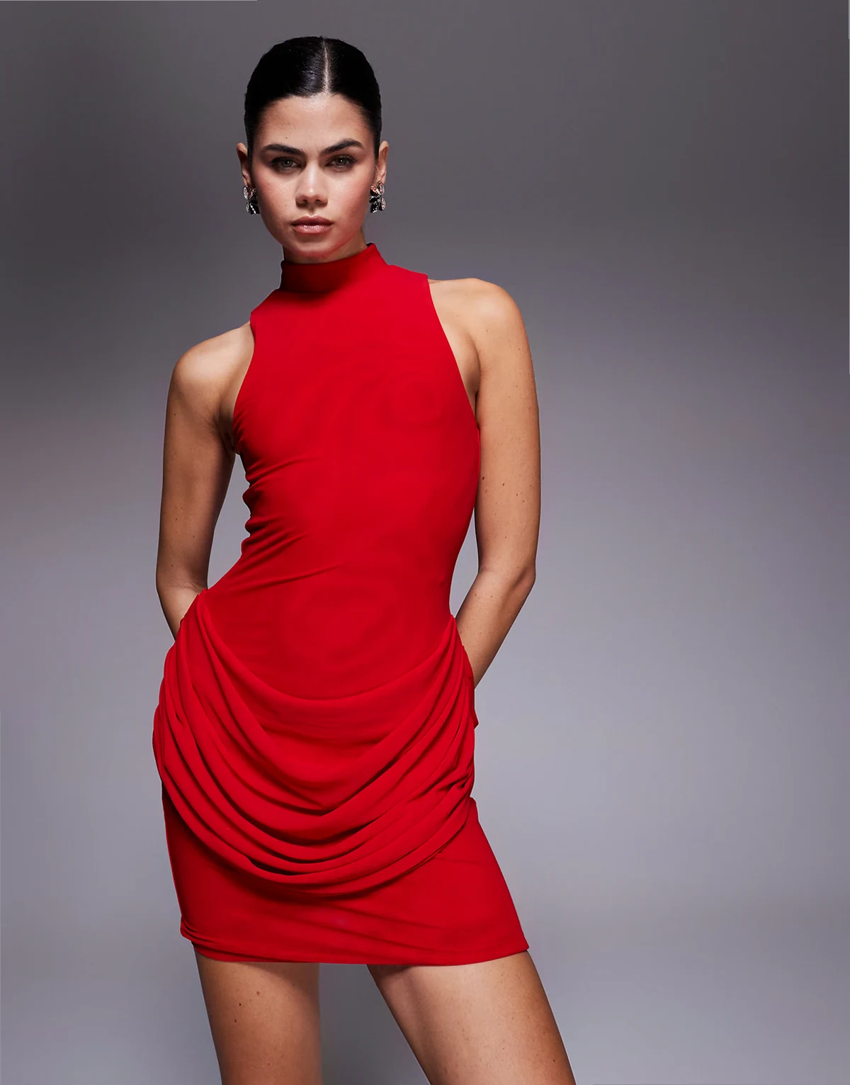 – Eman – Hochgeschlossenes, figurbetontes, ärmelloses Minikleid in glitzerndem Rot mit Drapierung