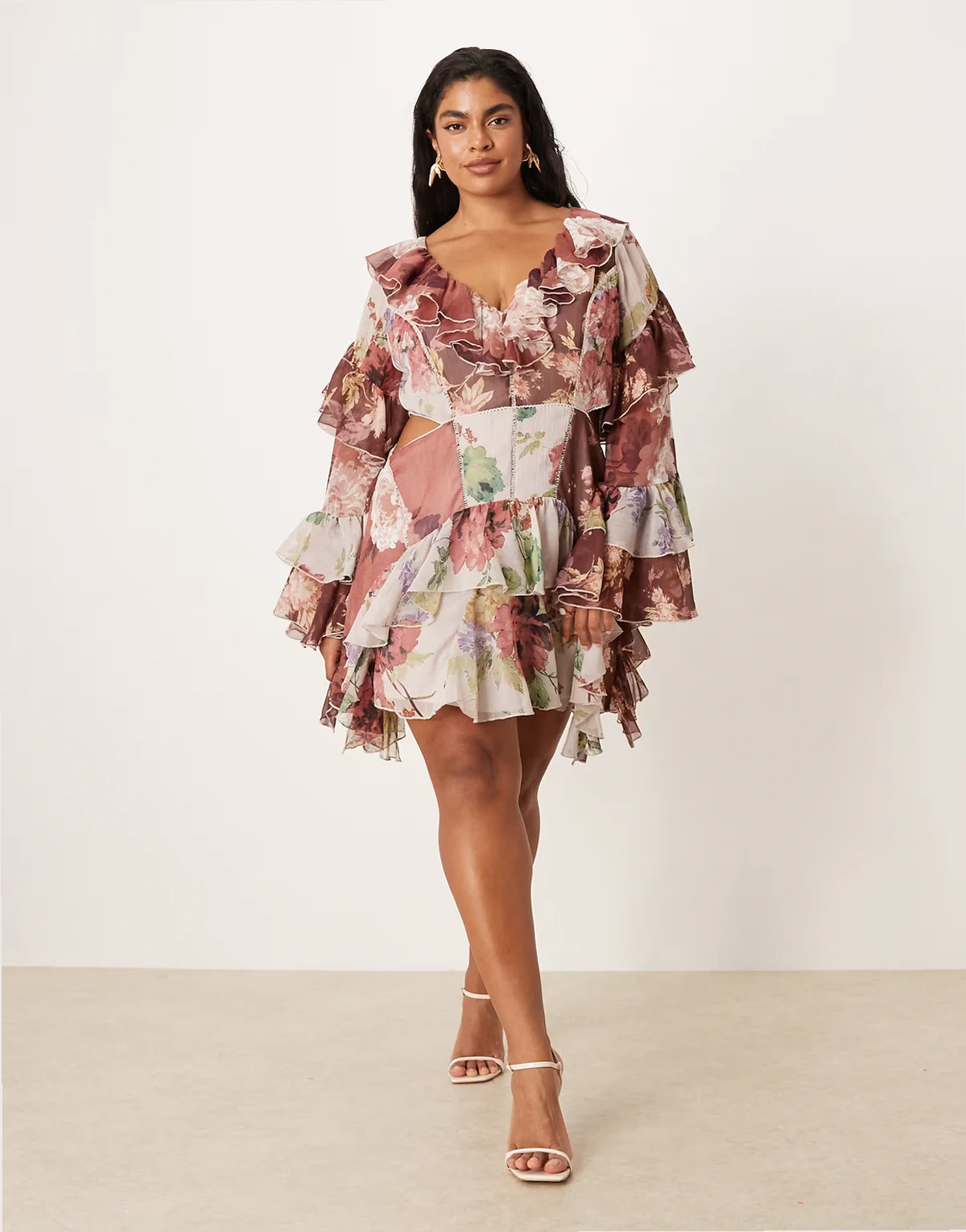 ASOS DESIGN Curve – Sukienka mini w mieszany kwiatowy wzór z falbankami, godetami, wycięciem i rozkloszowanymi rękawami