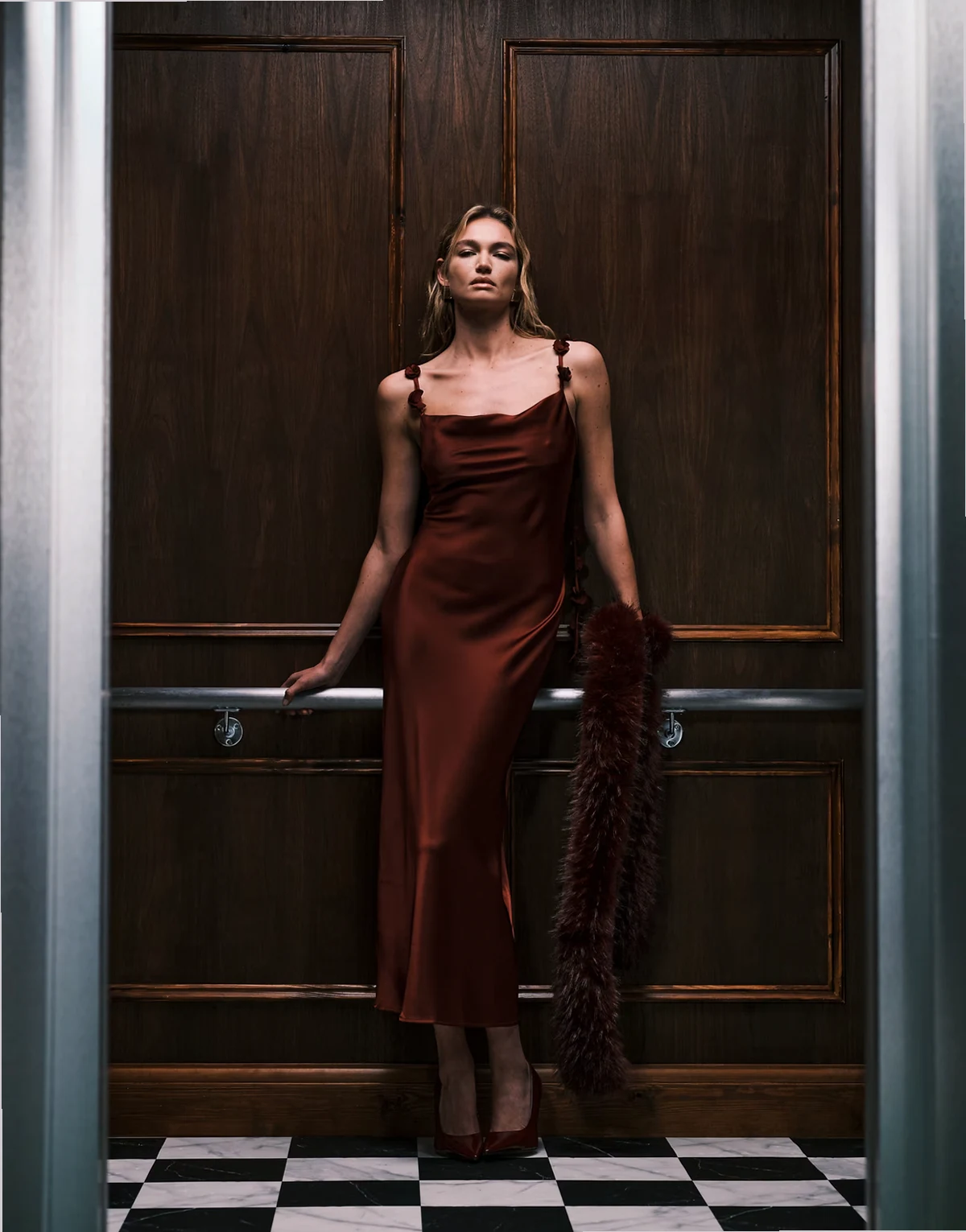 – Satin-Midikleid in dunklem Burgunderrot mit Wasserfallausschnitt und 3D-Blumenapplikation
