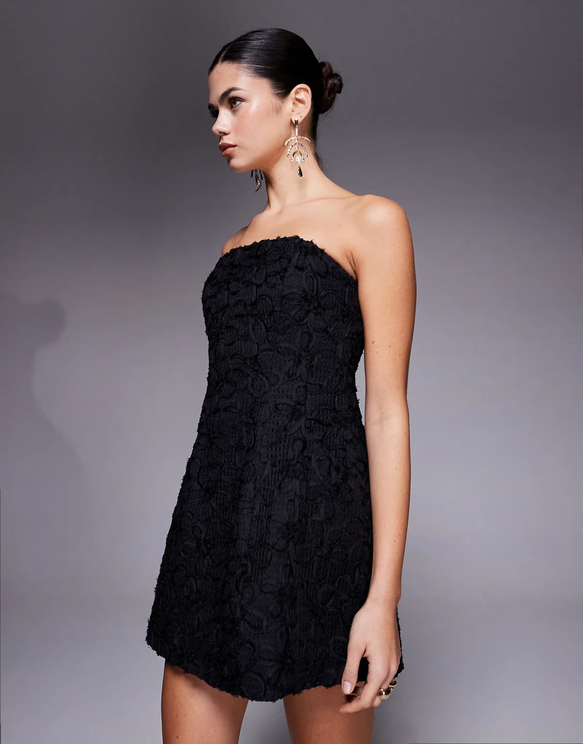 – Karoline – Czarna fakturowana sukienka mini bez ramiączek