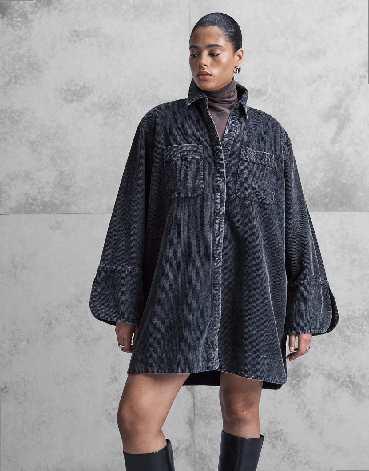 ASOS DESIGN Curve – Sztruksowa sukienka koszulowa mini z szerokimi mankietami i dużymi kieszeniami w spranym czarnym kolorze