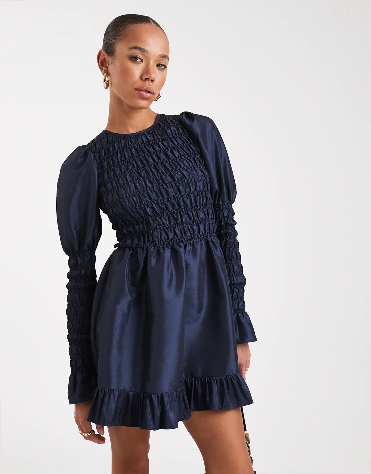 – Granatowa sukienka mini z tafty z marszczeniem i bufiastymi rękawami