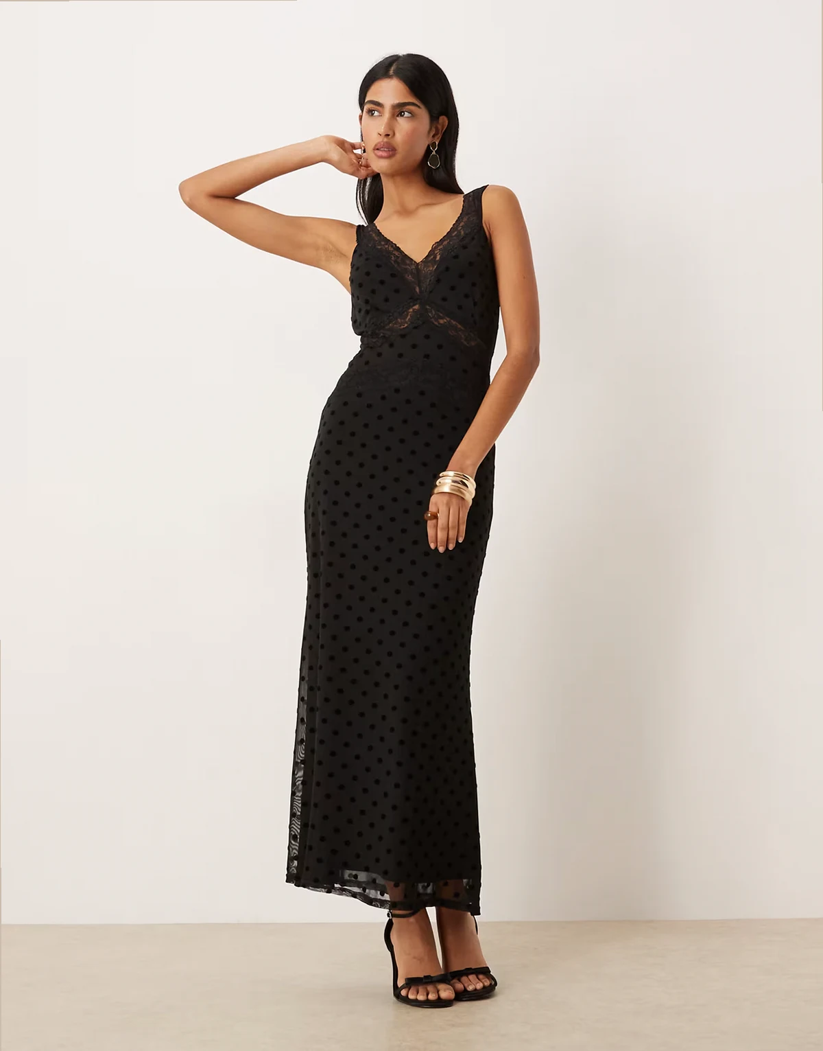 – Gianna – Czarna siateczkowa sukienka midaxi w groszki z koronkowym wykończeniem