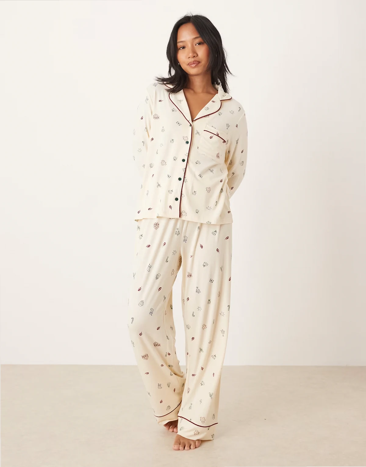 ASOS DESIGN Petite – Superweicher Pyjama aus langärmligem Hemd und Hose mit farblich abgesetzter Paspelierung und Weihnachtsmuster
