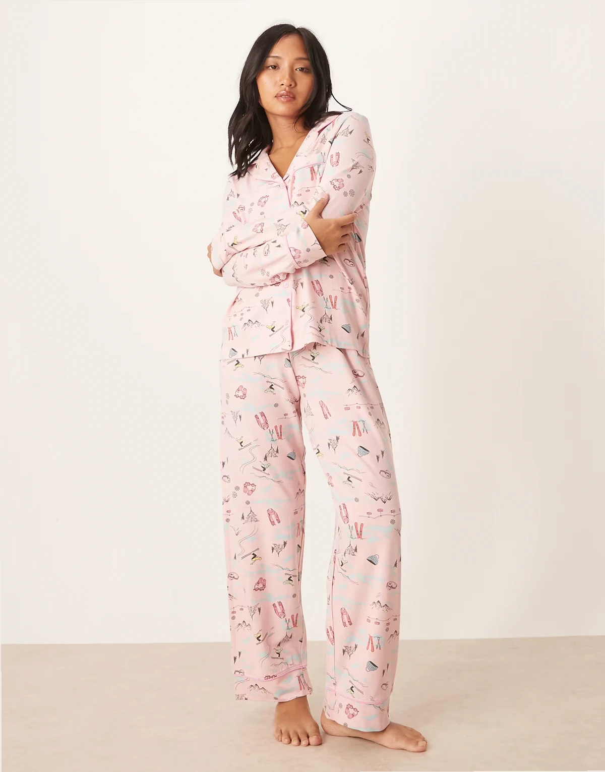 ASOS DESIGN Petite – Superweicher Pyjama aus langärmligem Hemd und Hose mit Ski-Aufdruck und farblich abgesetzter Paspelierung