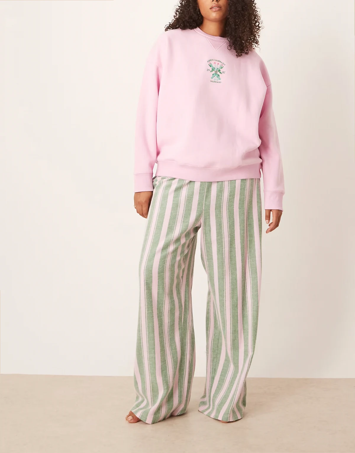 ASOS DESIGN Curve – Dżersejowa piżama: bluza z logo i spodnie w różowo-zielone paski
