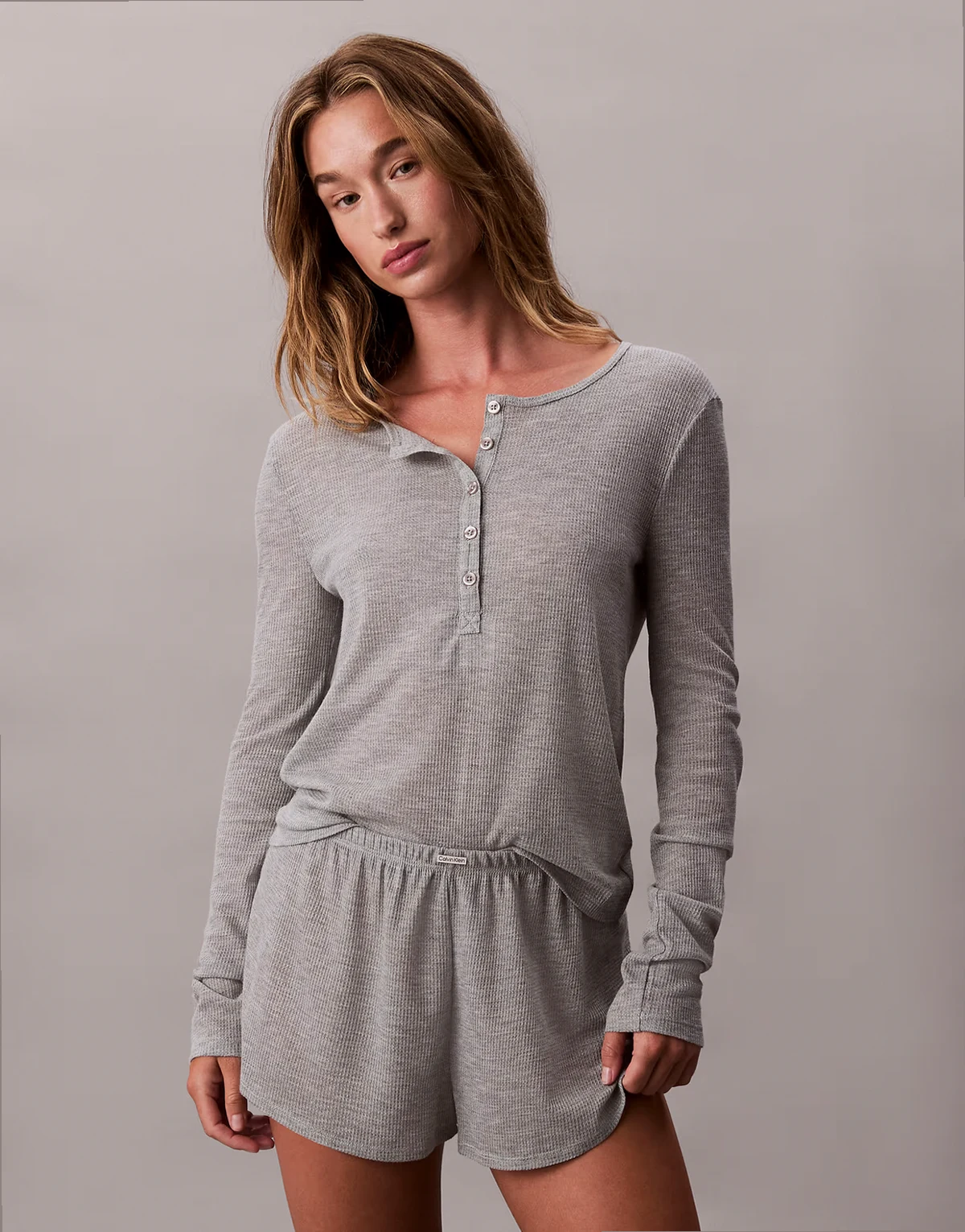 – Langärmliges Pyjamaoberteil in Grau mit Waffelstruktur und Henley-Ausschnitt