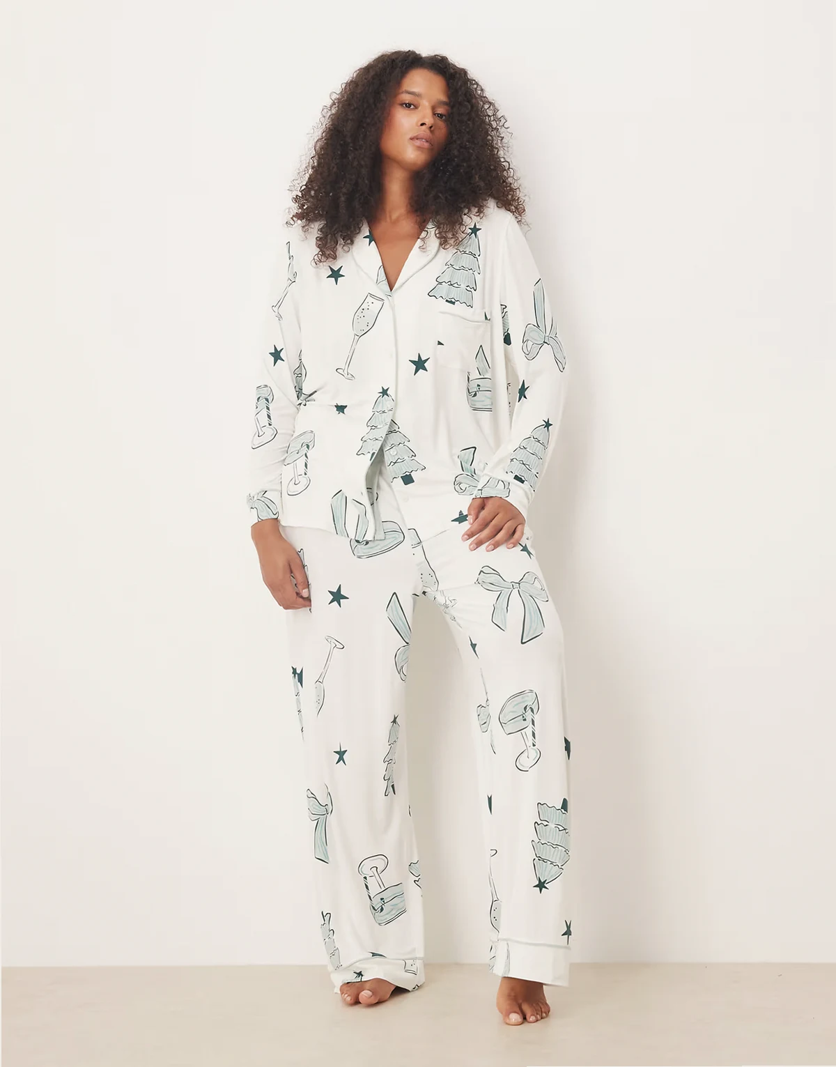 ASOS DESIGN Curve – Bardzo miękka piżama z koszulą z długim rękawem i spodniami z nadrukiem ze świątecznymi drinkami i kontrastowymi lamówkami
