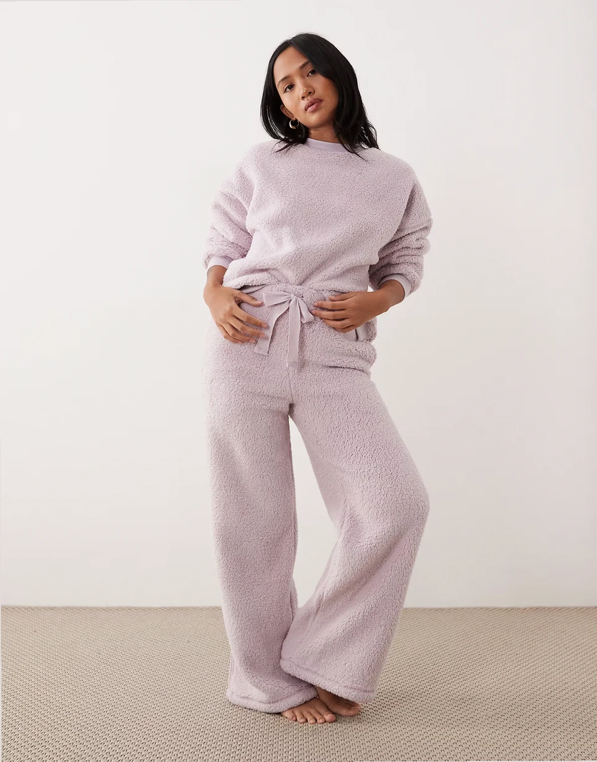ASOS DESIGN Petite – Lounge-Kuschel-Set in Flieder mit Sweatshirt mit Rundhalsausschnitt und Hose mit weitem Bein