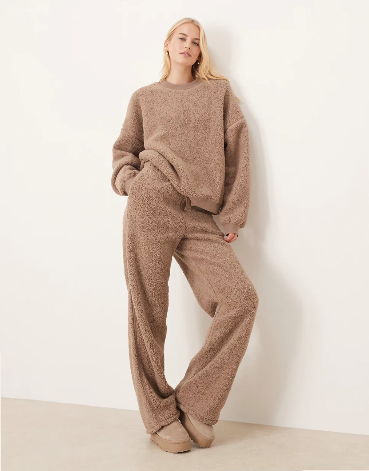 ASOS DESIGN Tall – Lounge-Kuschel-Set in Hellbraun mit Sweatshirt mit Rundhalsausschnitt und Hose mit weitem Bein