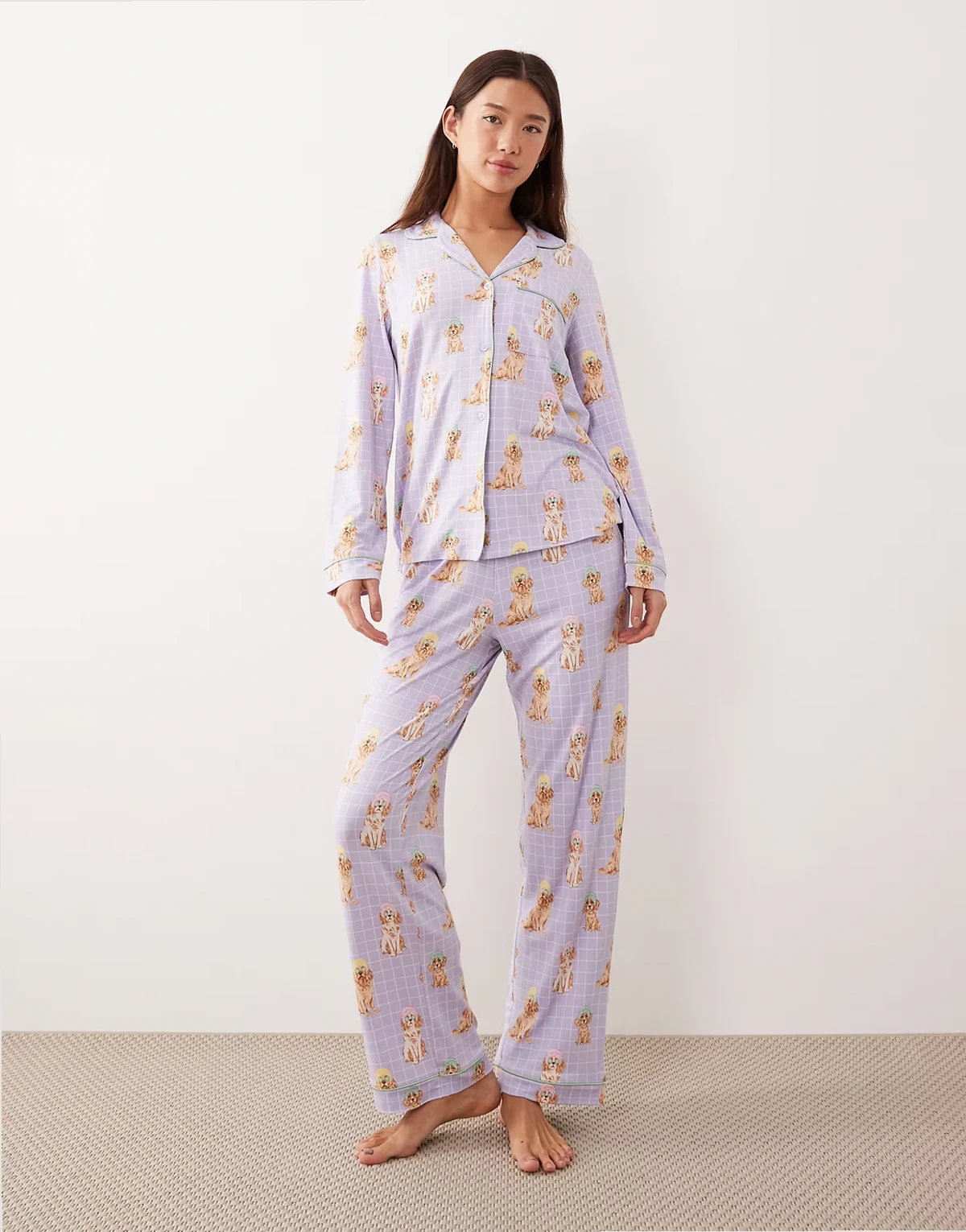 – Langer Pyjama in Flieder mit Hunde-Spa-Print und Knopfleiste