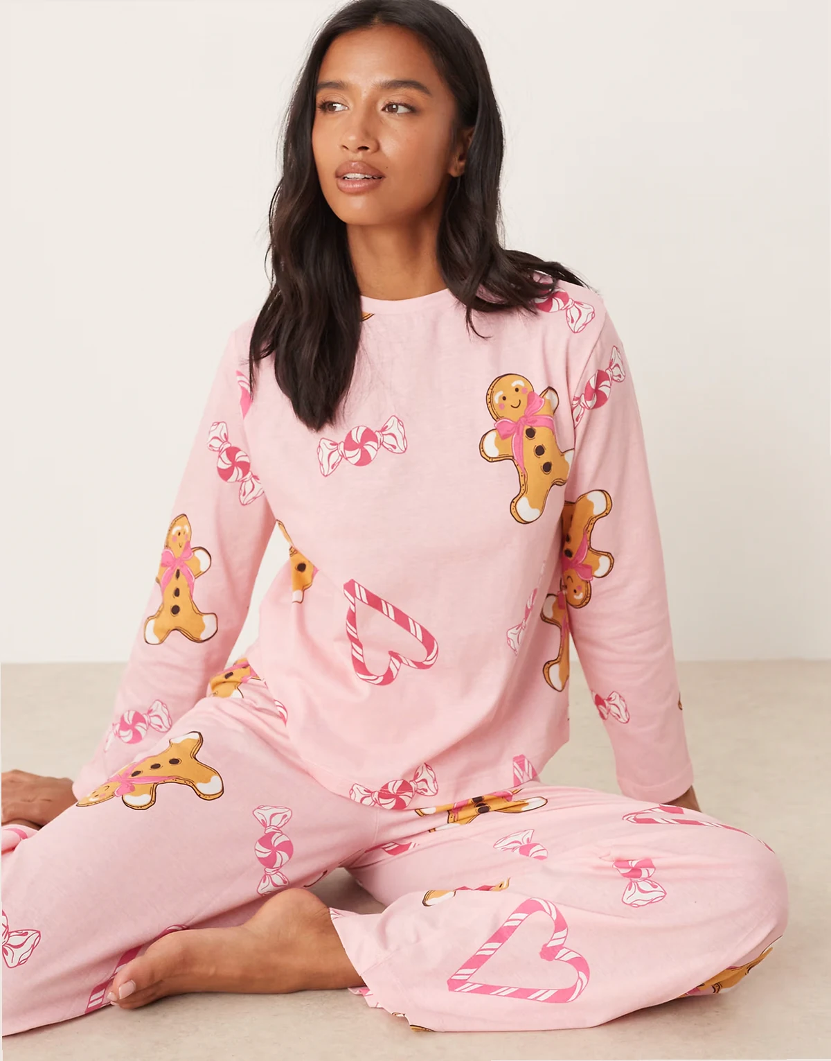 ASOS DESIGN Petite – Pyjama in meliertem Rosa mit Lebkuchen-Zuckerstangen-Muster, aus langärmligem Oberteil und Hose