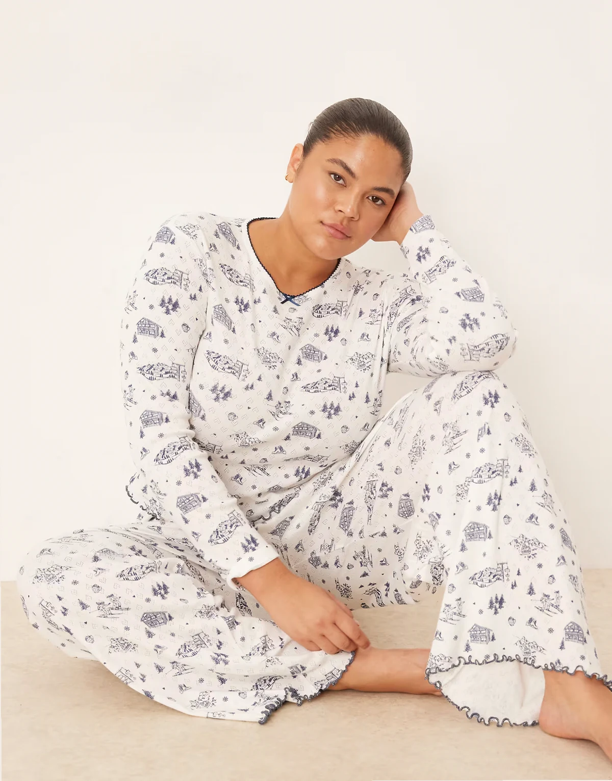 ASOS DESIGN Curve – Ażurowa piżama w niebieski wzór w krajobrazy: koszulka z długimi rękawami i spodnie