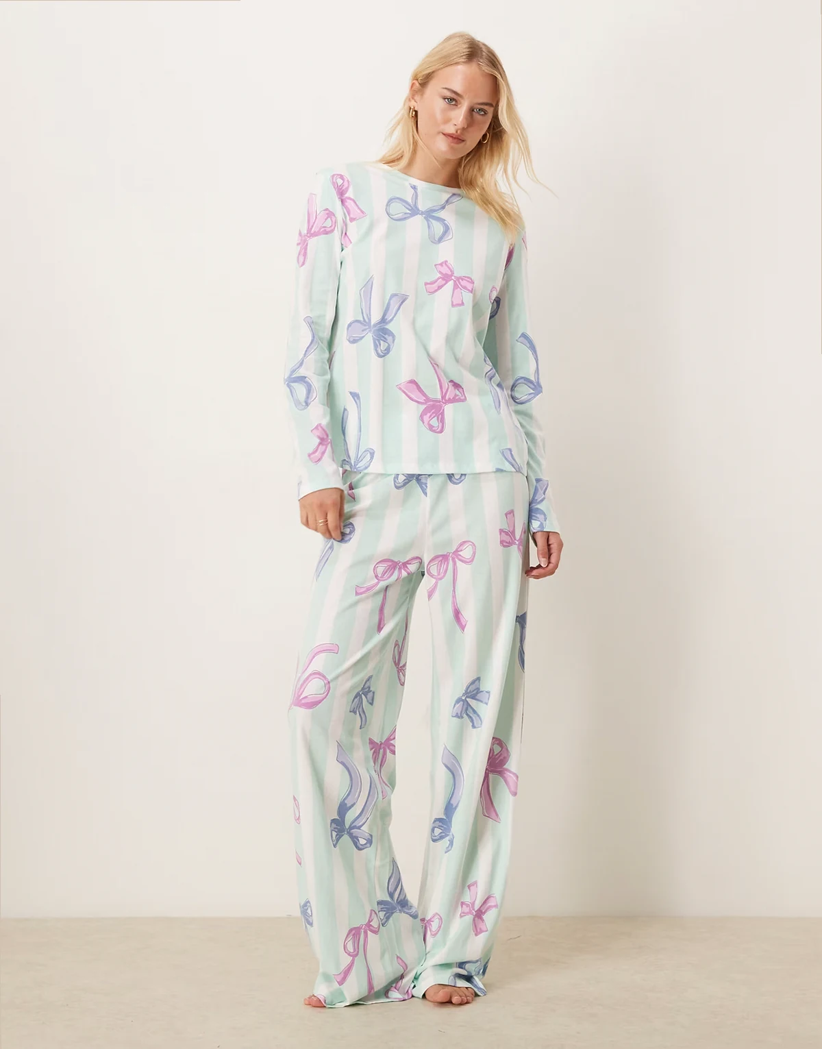 ASOS DESIGN Tall – Pyjama aus langärmligem Oberteil und Hose in blau gestreift mit Schleifenmuster
