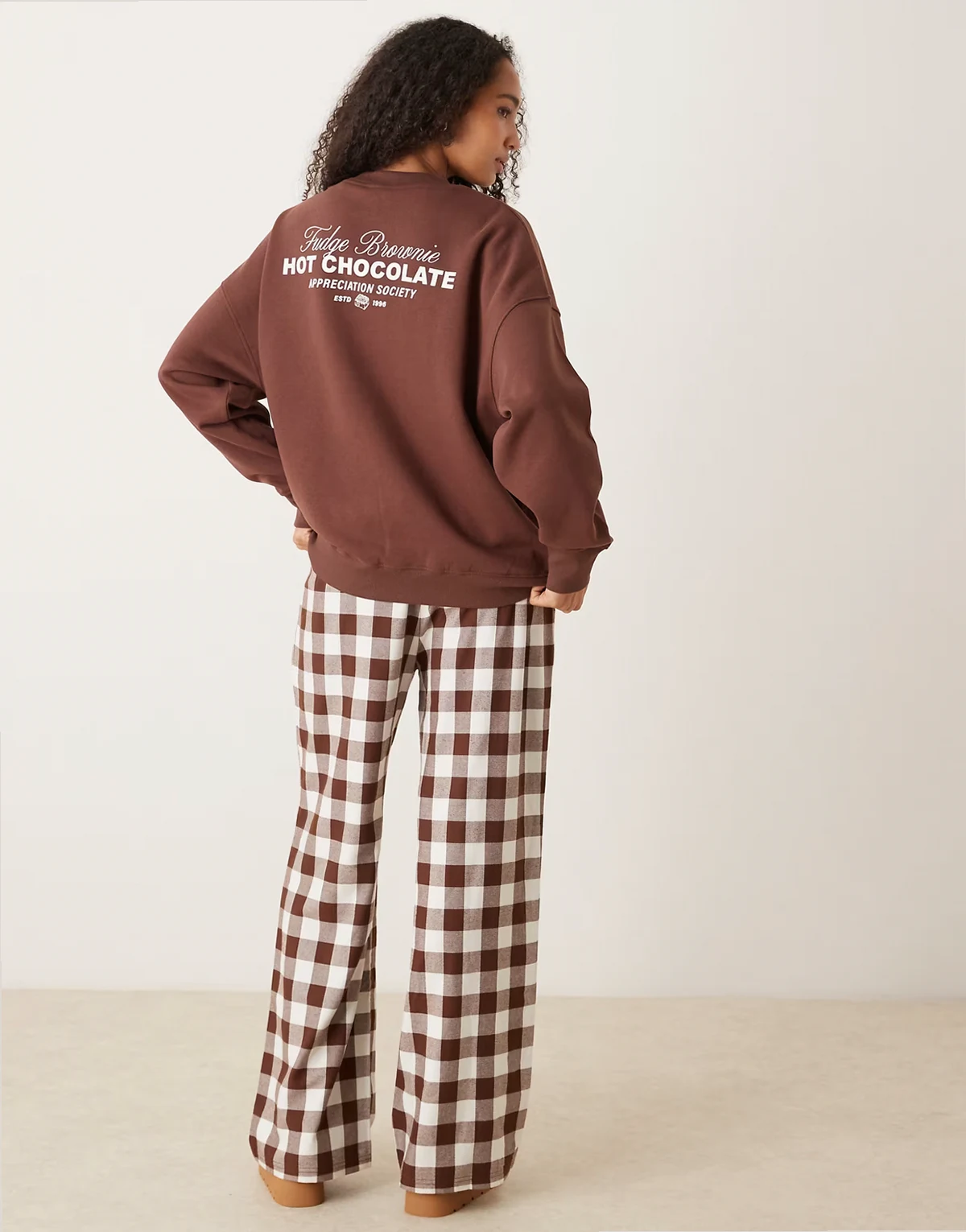 – Zestaw z motywem gorącej czekolady: spodnie z szerokimi nogawkami i bluza