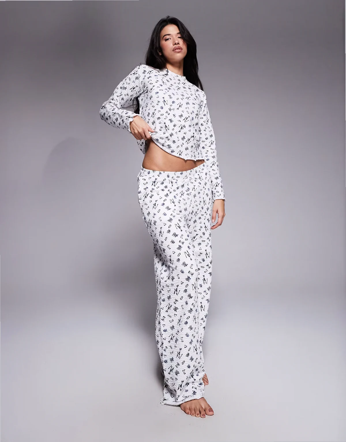 long sleeve lettuce hem ski print pajamas in white and blue