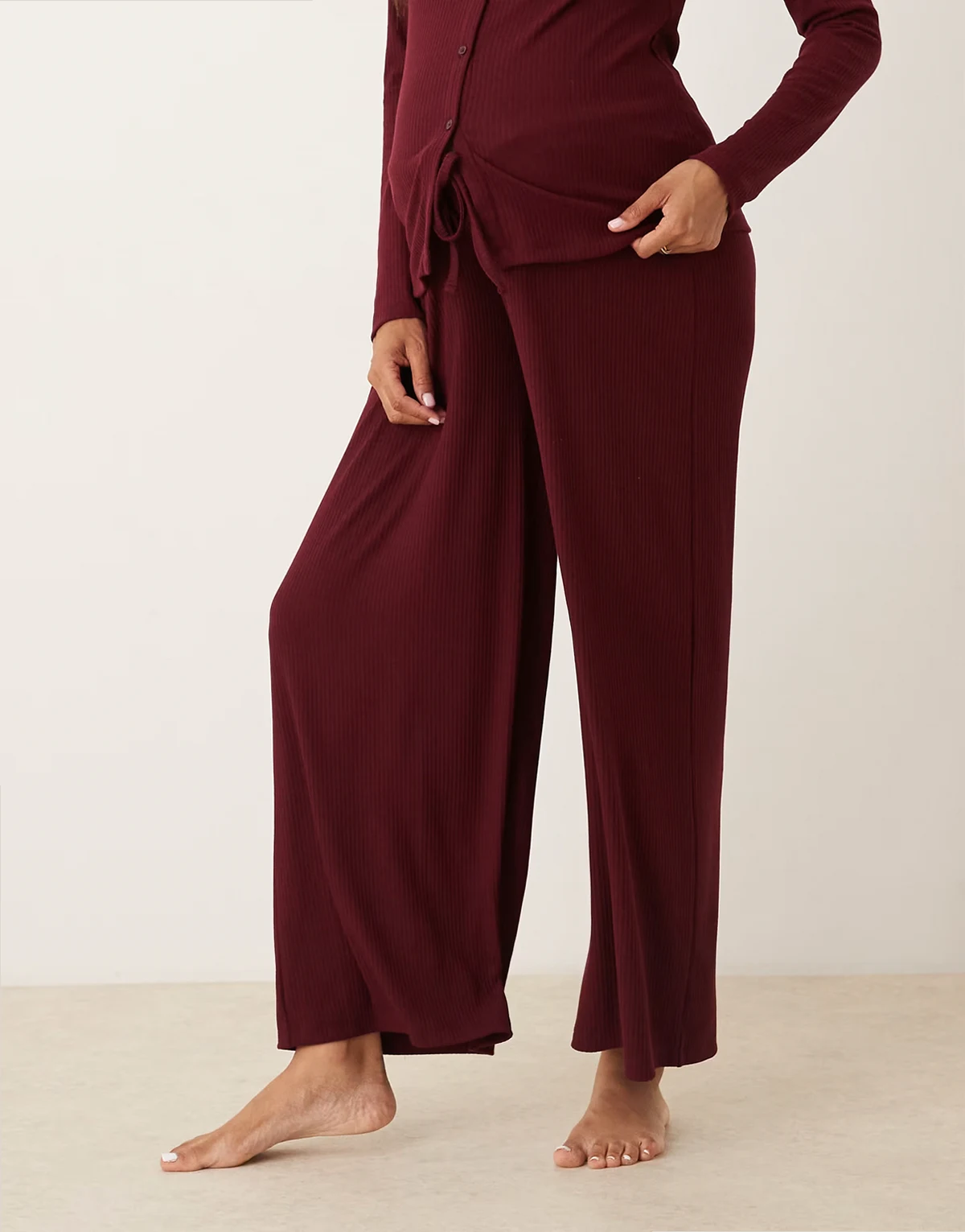 ASOS DESIGN Maternity – Mieszaj i łącz – Prążkowane bordowe spodnie domowe z szerokimi nogawkami