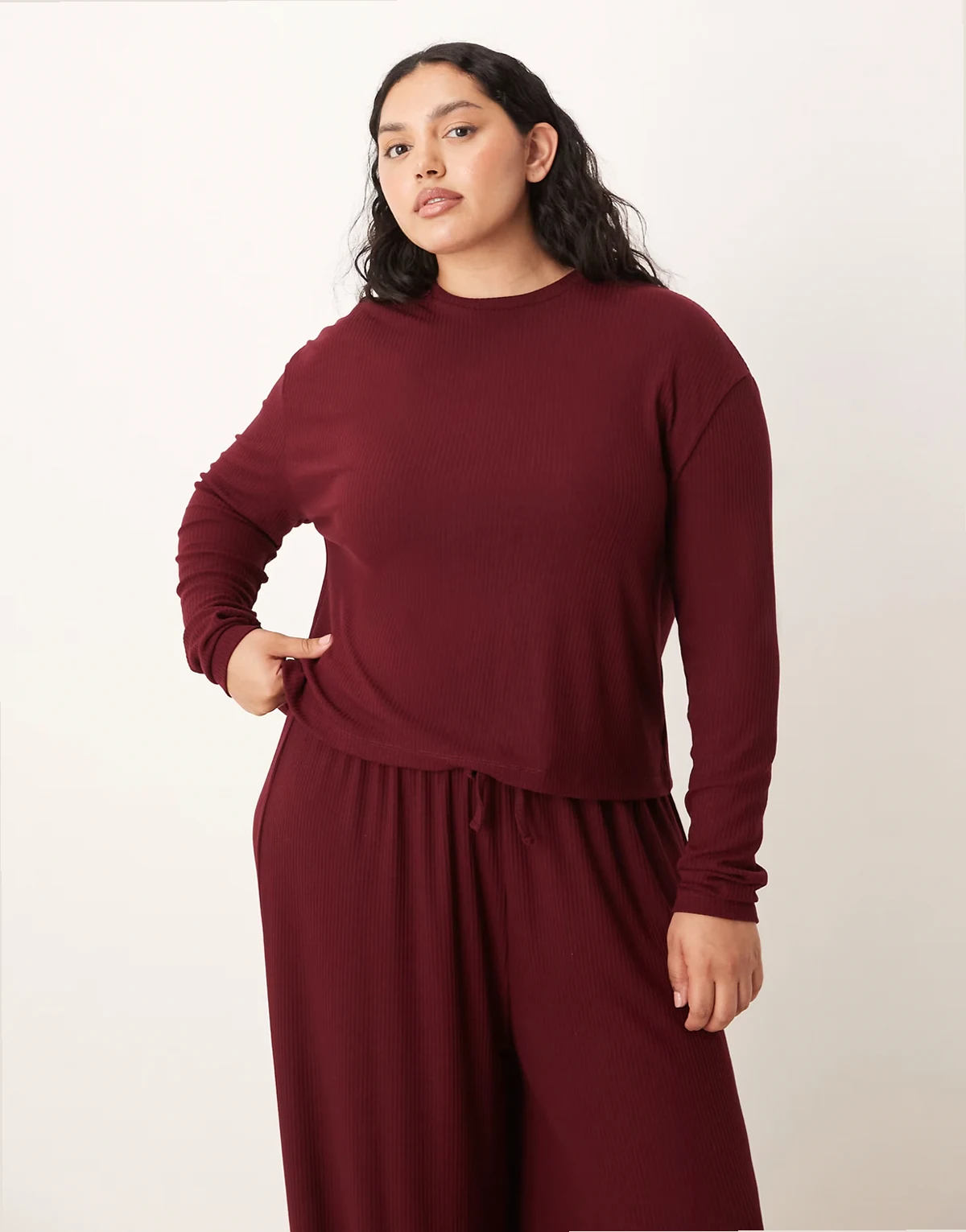 ASOS DESIGN Curve – Mieszaj i łącz – Bordowy prążkowany top domowy z długimi rękawami