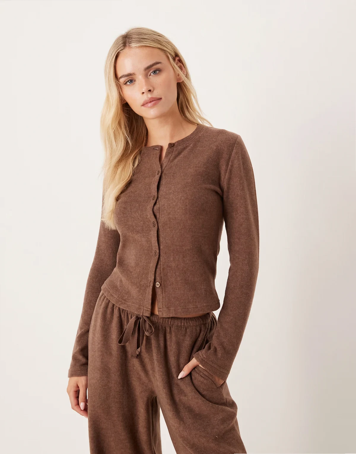 ASOS DESIGN Petite – Mix & Match – Strickjacke aus leichtem Fleece in Schokobraun