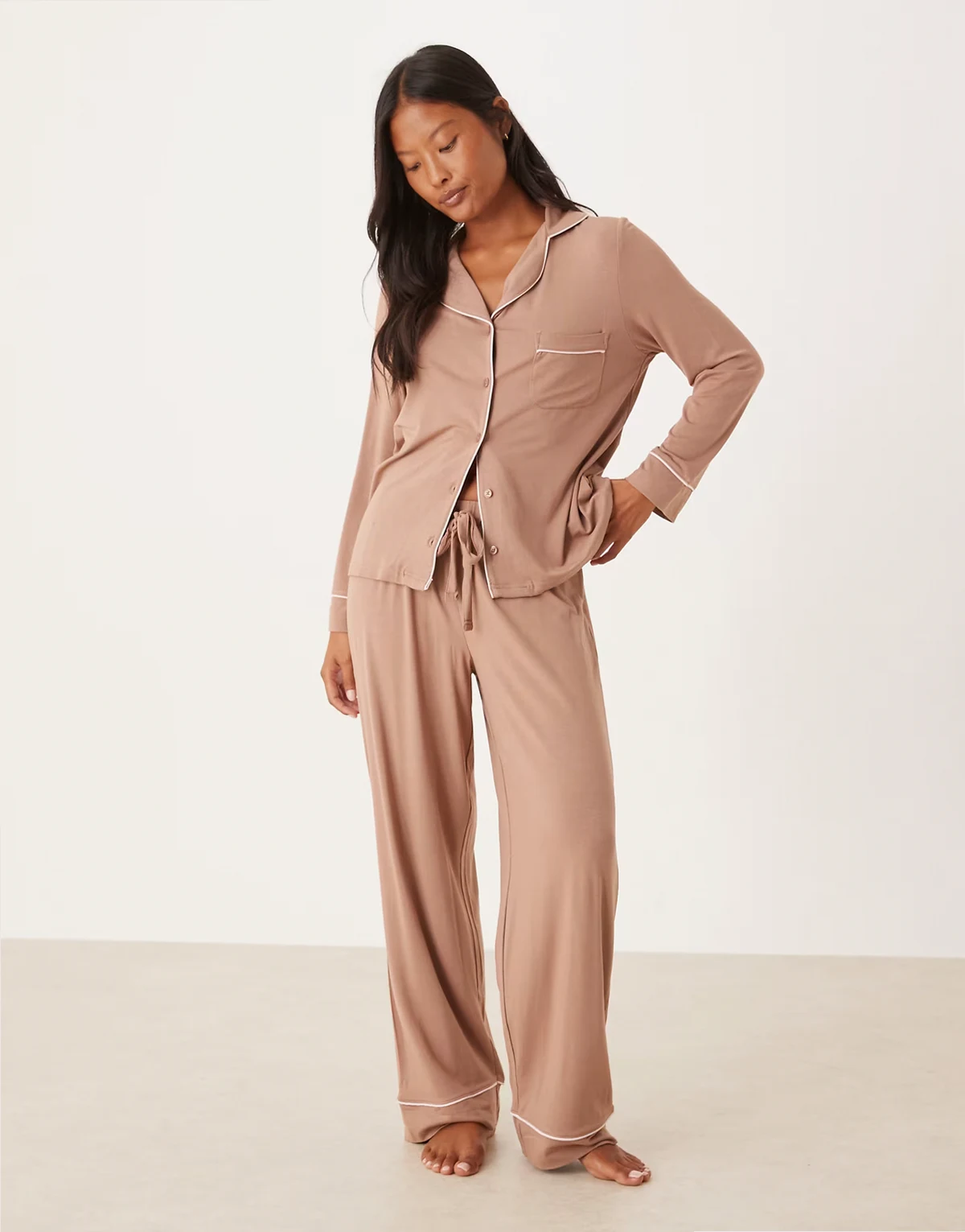 ASOS DESIGN Petite – Superweicher, langärmliger Pyjama in Braun