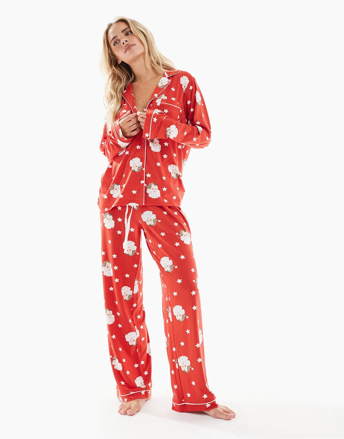 Petite – Christmas – Roter Jersey-Pyjama mit Weihnachtsmann-Print mit Oberteil mit Reverskragen und Hose mit weitem Bein