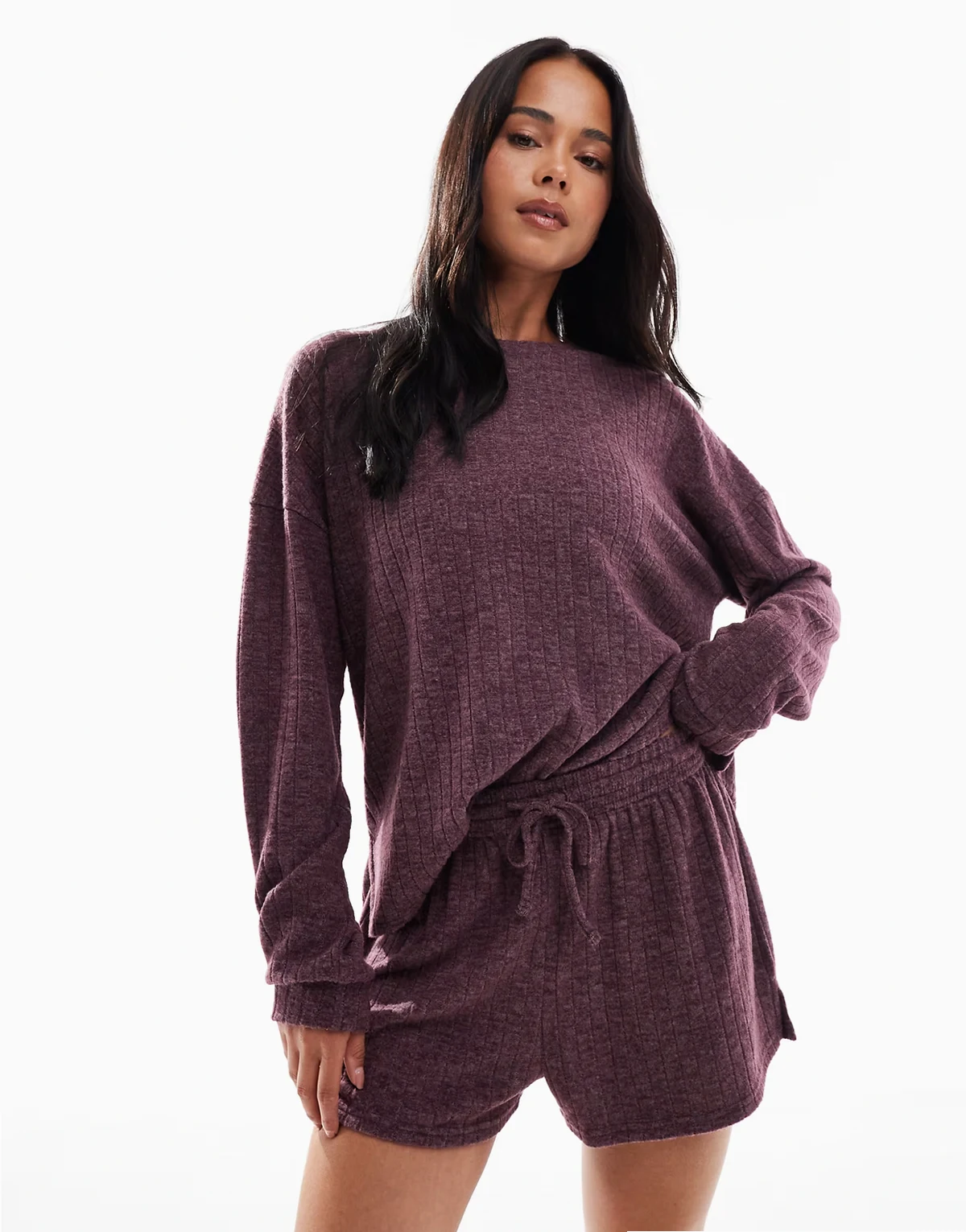 – Pullover in Burgunderrot mit Rundhalsausschnitt und Shorts aus superweichem, meliertem Strick