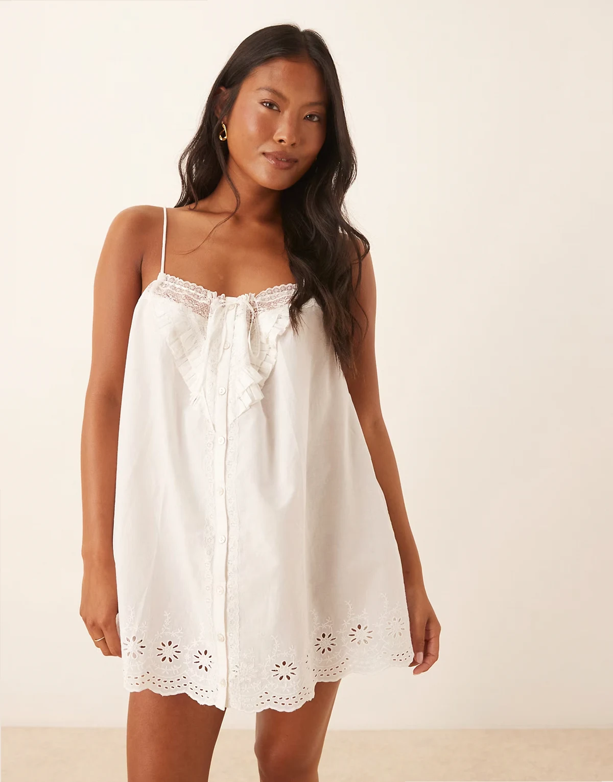 ASOS DESIGN Petite – Kurzes Nachthemd in Elfenbeinweiß mit Lochstickerei-Borte und Zierschleife