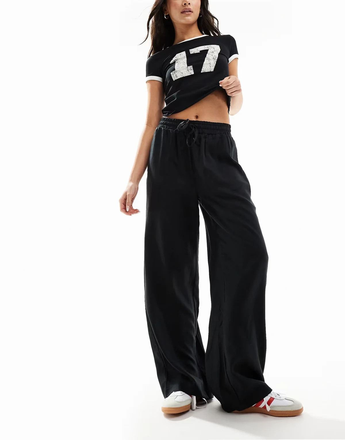 – Weiche Hose in Schwarz mit Tunnelzug in der Taille und weitem Bein
