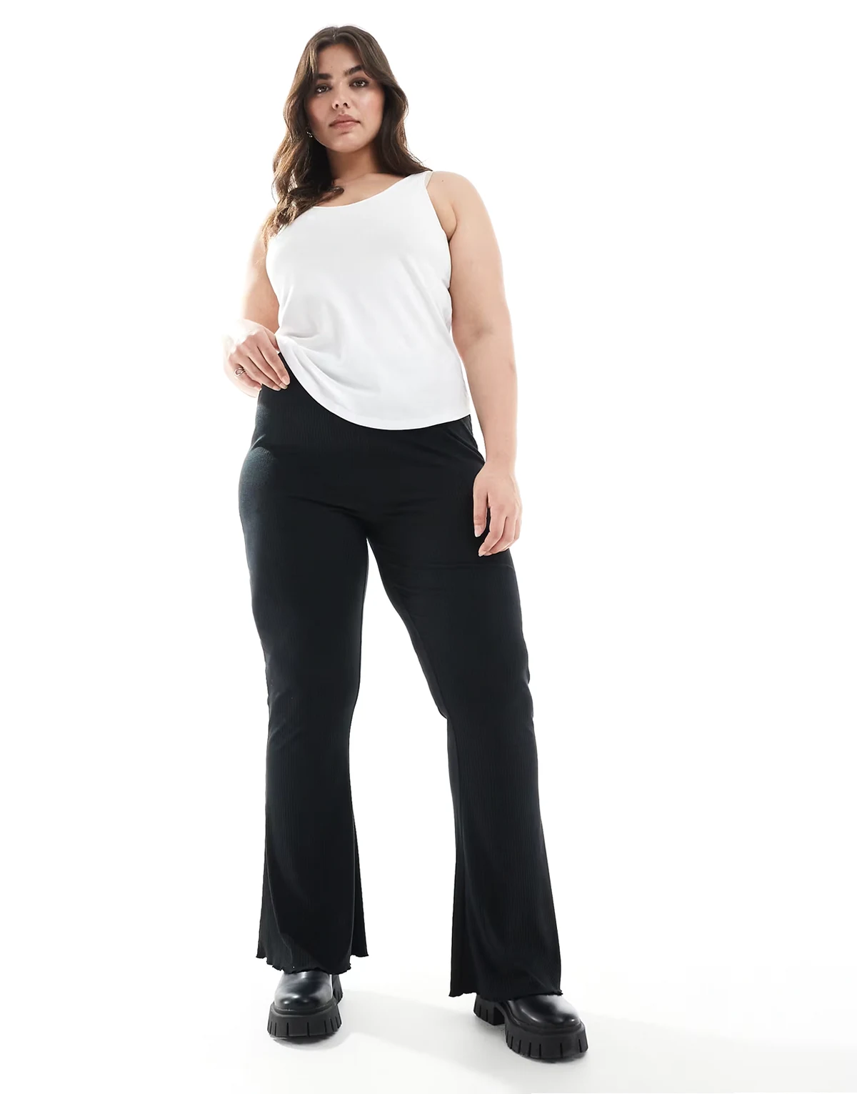 ASOS DESIGN Curve – Czarne prążkowane dzwony z karbowanym wykończeniem