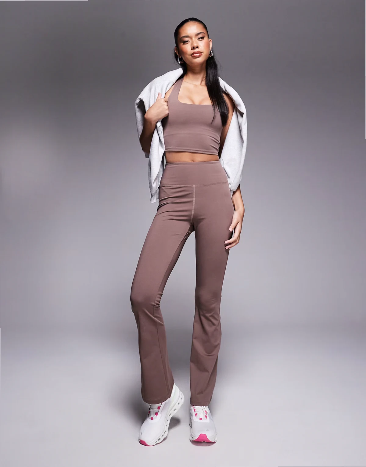 slim kick active leggings in taupe