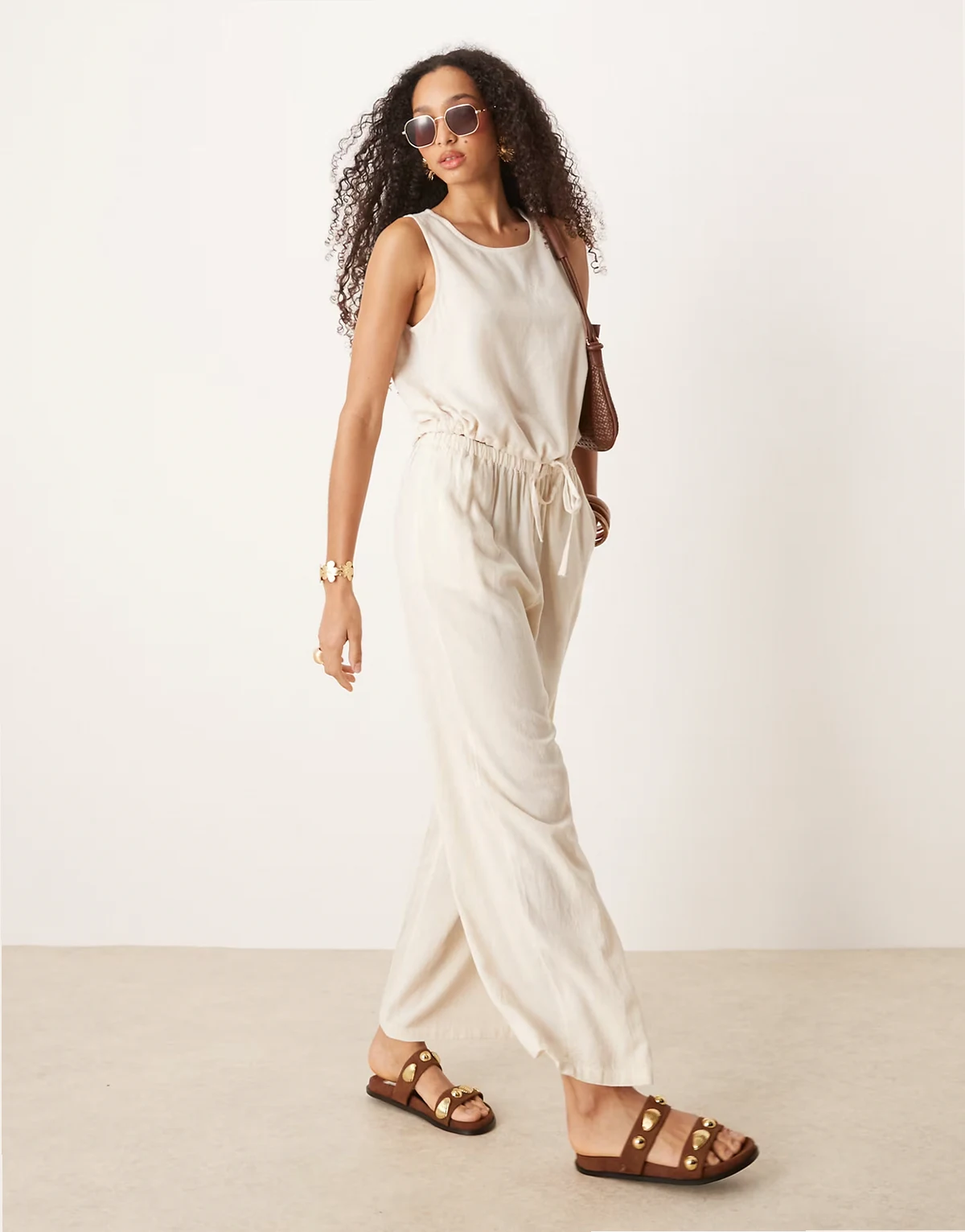 – Kremowe spodnie z domieszką lnu, część zestawu