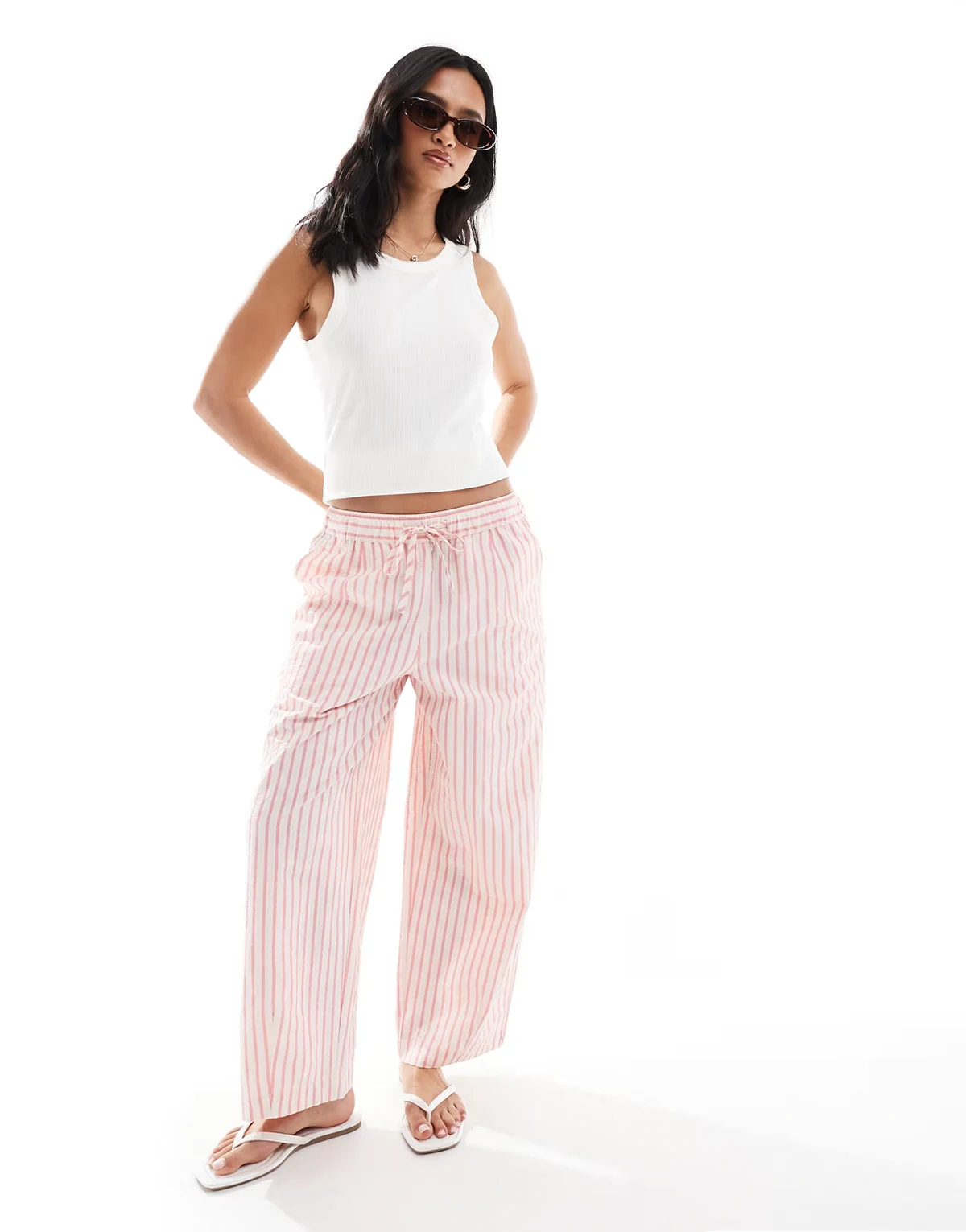 ASOS DESIGN Petite – Barrel-Schlupfhose aus Seersucker mit rosa Streifen, Kombiteil