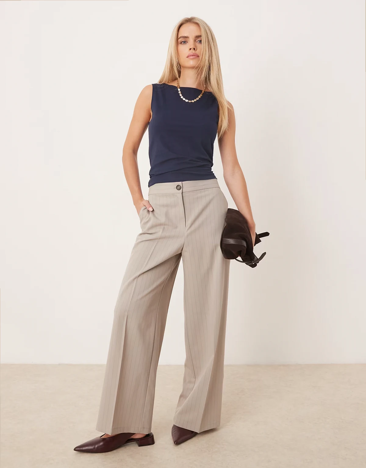 Petite – Elegante Hose in gestreiftem Nerzbraun mit lockerem Schnitt