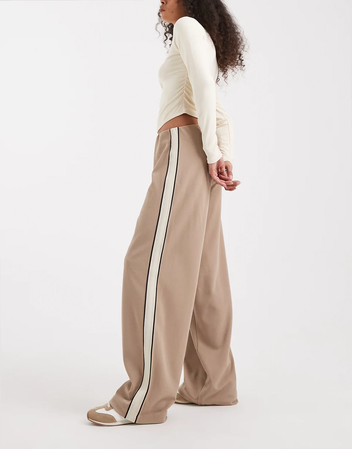 – Lockere Schlupfhose in Fossil-Beige mit seitlichem Streifen