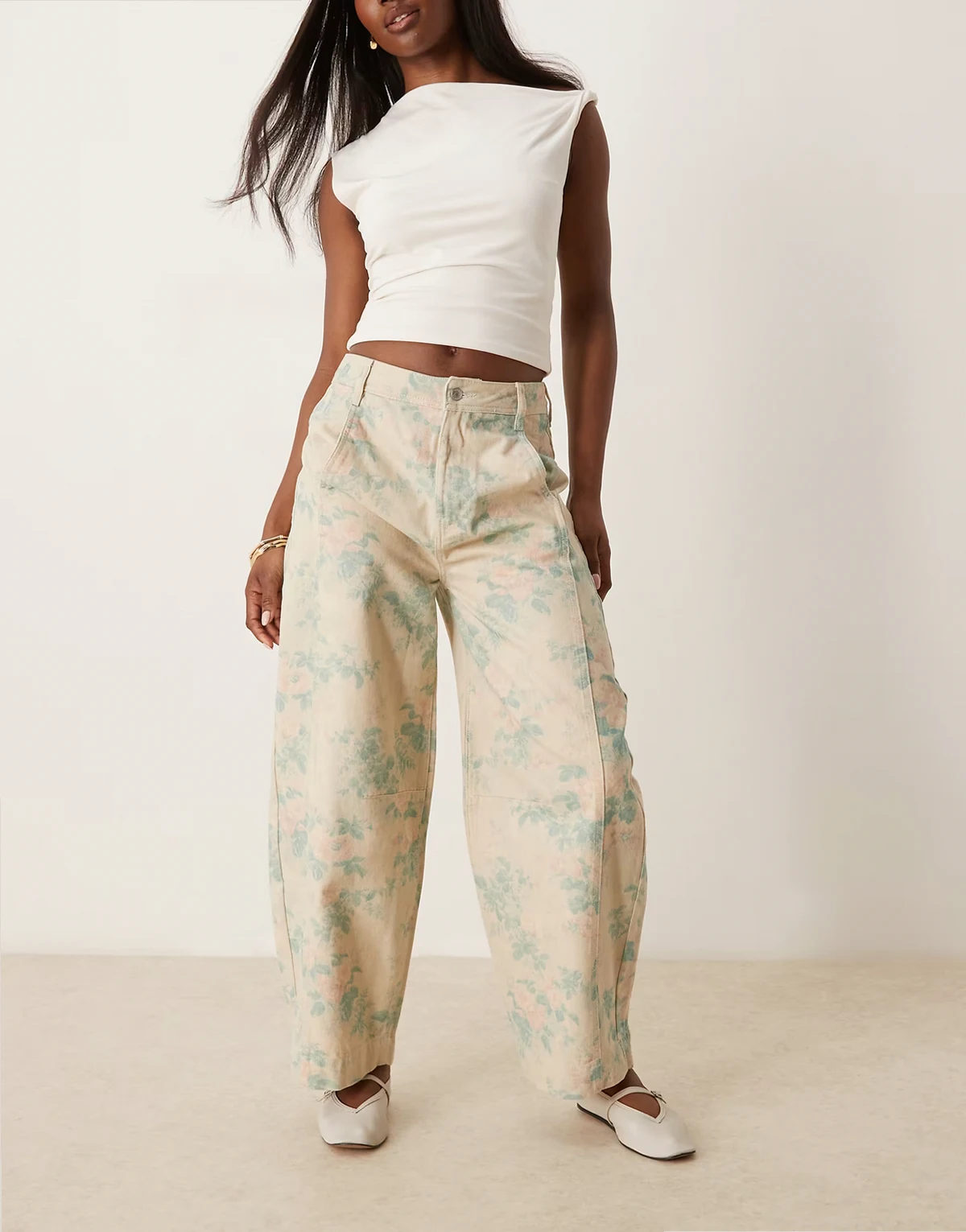 – Barrel-Leg-Hose mit Vintage-Blumenmuster und Ziernaht