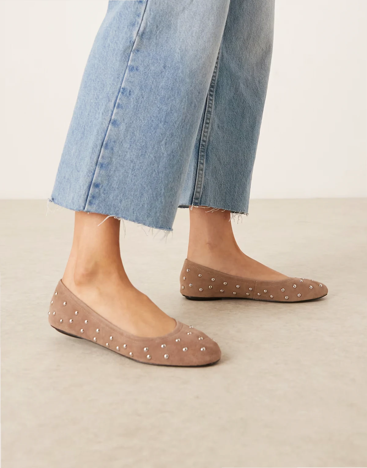 – Karmelowe płaskie buty zamszowe z ćwiekami