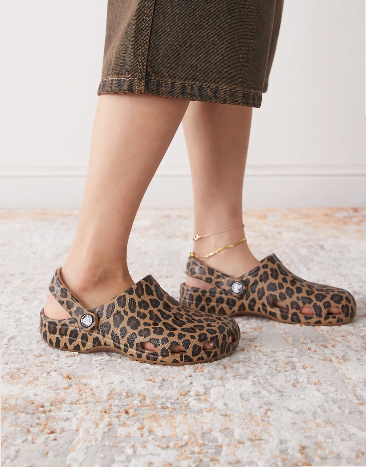 Classic clogs in brown leopard print
