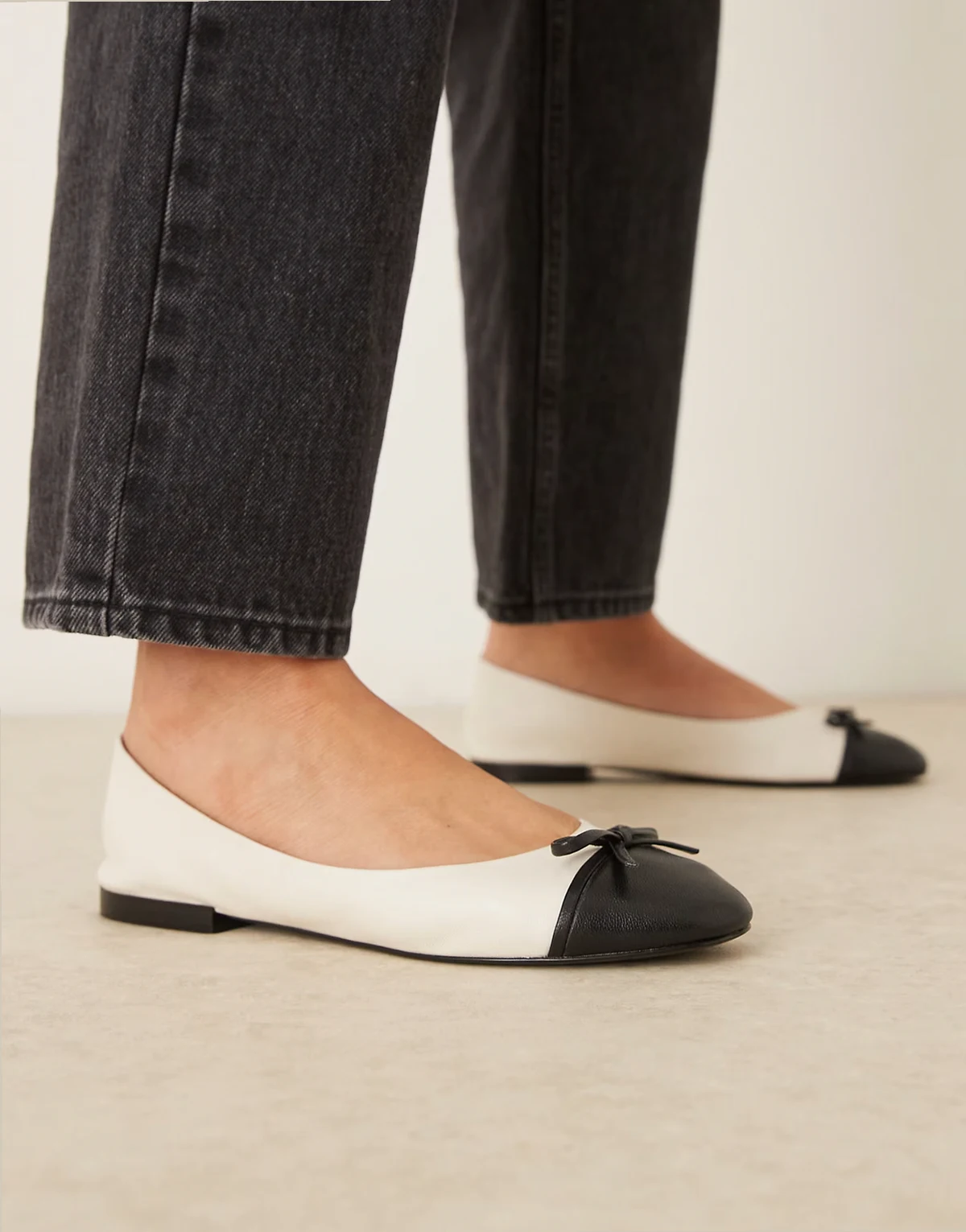 – Czarno-białe baleriny z kokardką