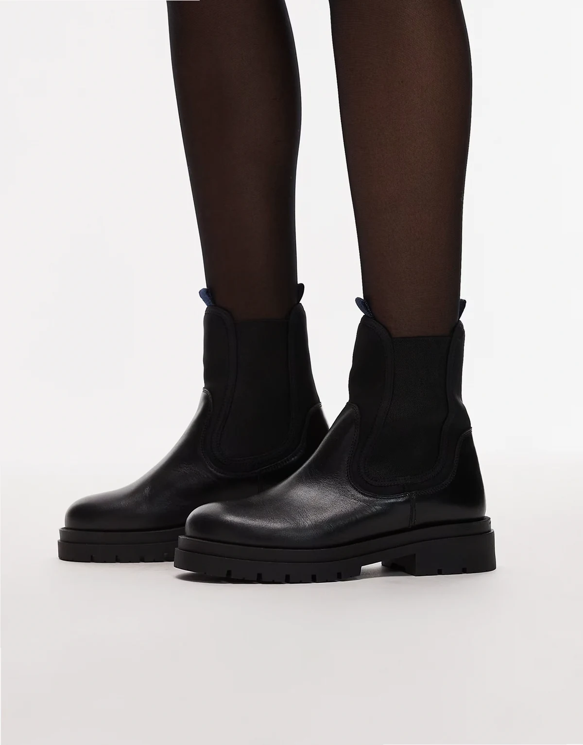 – Stiefeletten aus schwarzem Leder mit elastischen Seiten und Zuglaschen am Schaft