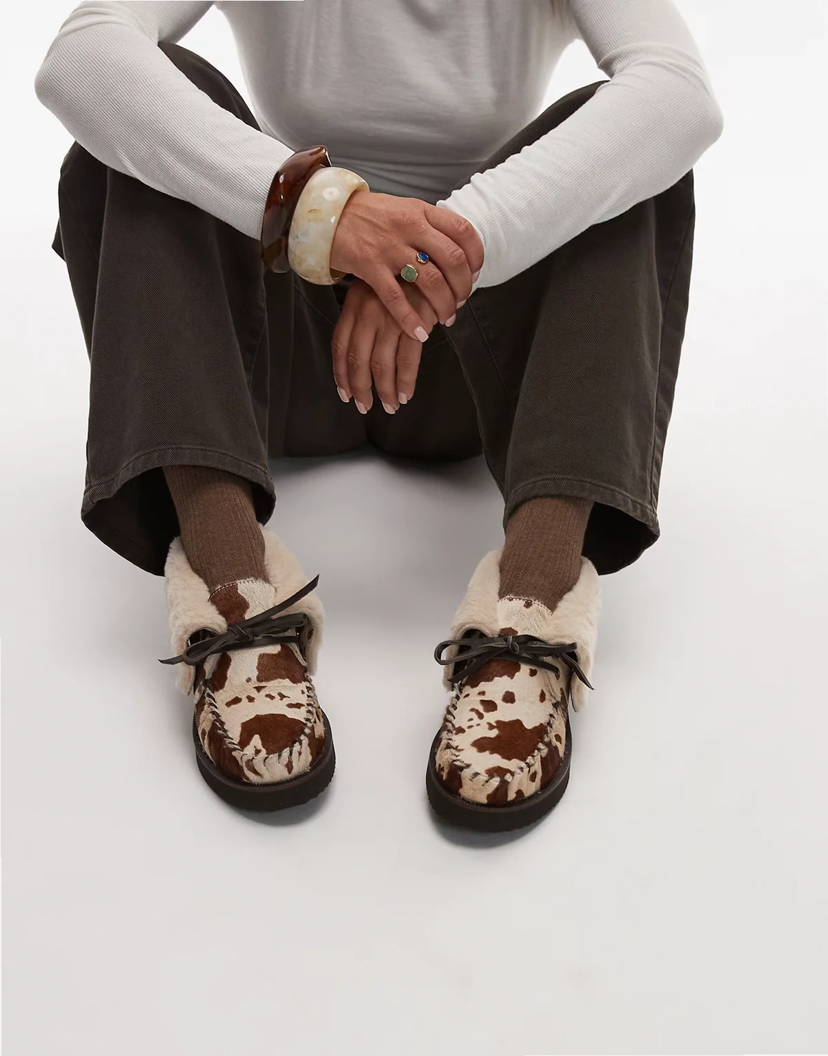 – Sznurowane puszyste loafersy z zamszu we wzór w krowie łaty