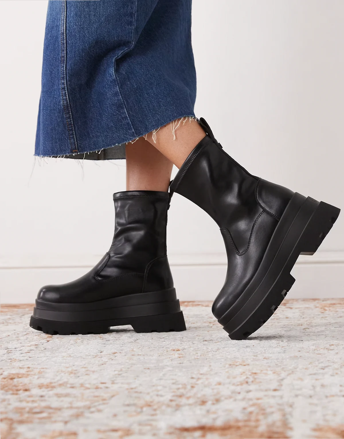 Jupiter sock boots in black
