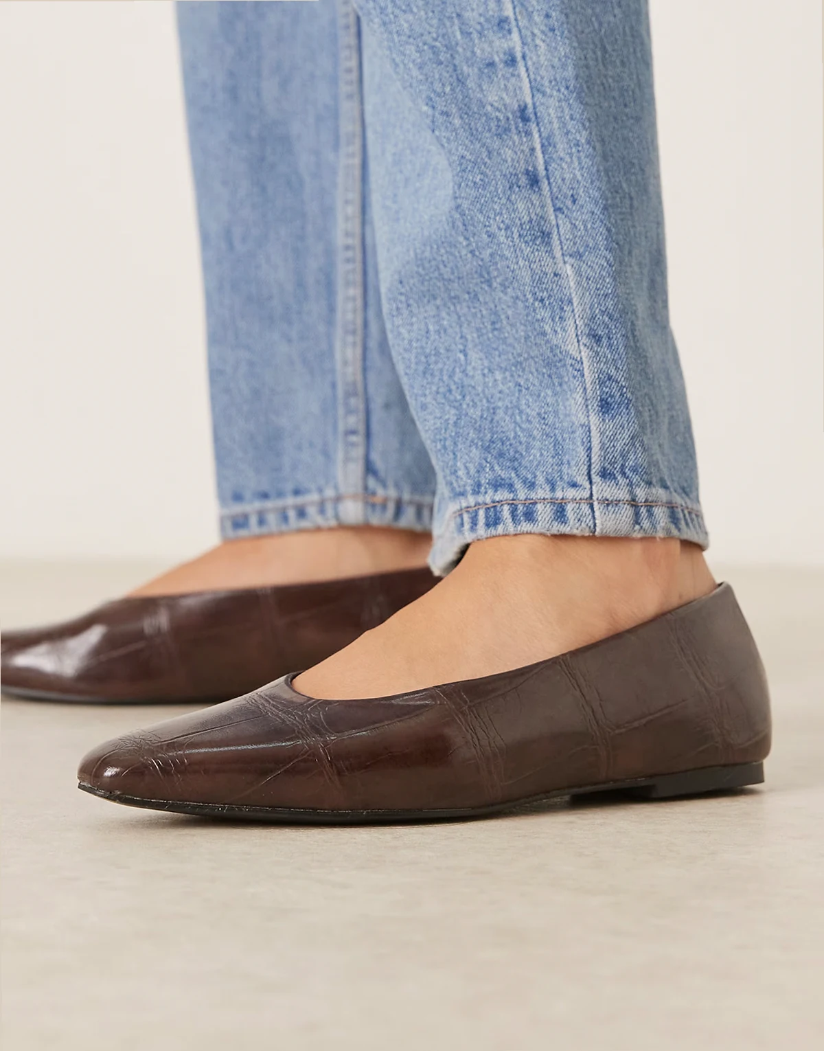 – Lambert – Brązowe balerinki ze skośnymi noskami z imitacji skóry krokodyla