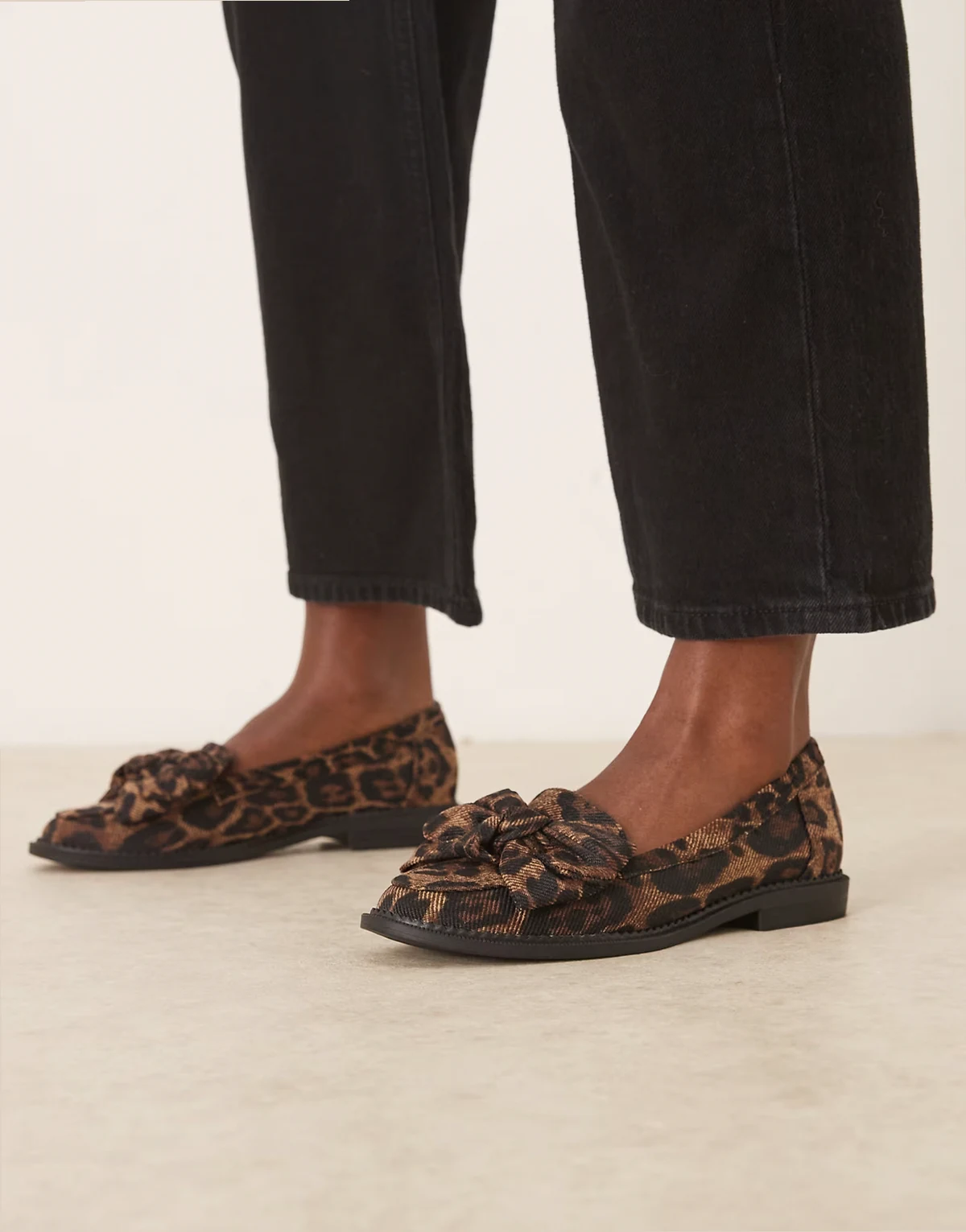 – Memphis – Płaskie buty z kokardką we wzór w panterkę