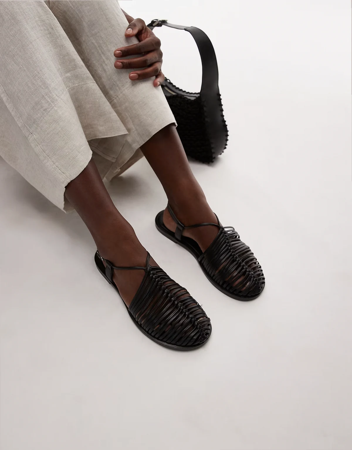 – Aidan – Czarne płaskie skórzane plecione buty z wiązaniem