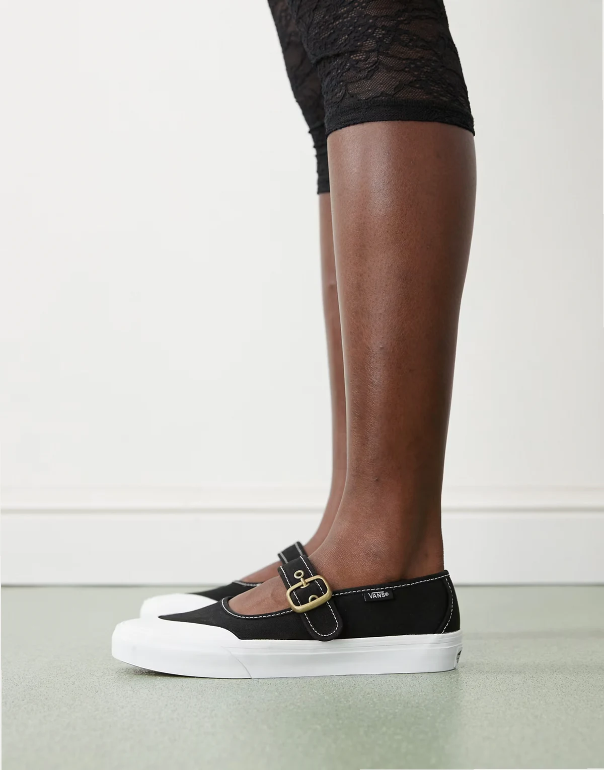 – Mary-Jane-Stoffschuhe in Schwarz