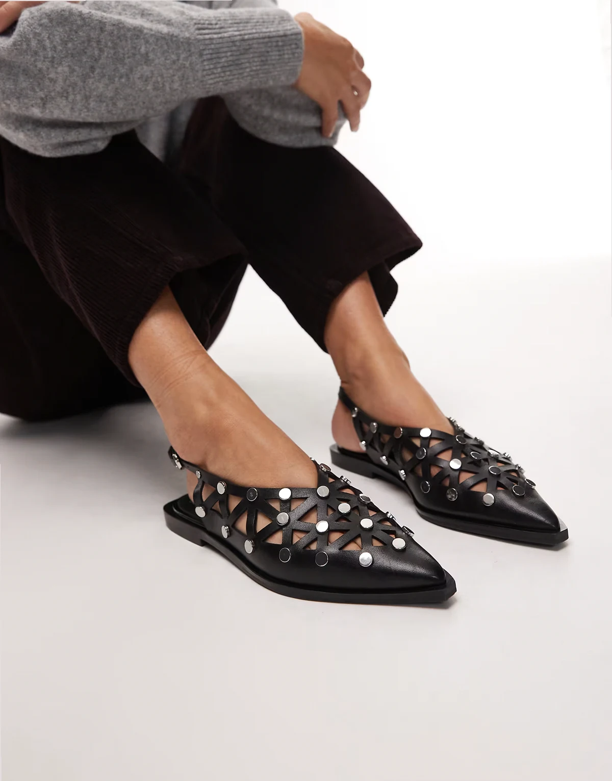 Laur-ynn studded pointed toe flat shoes in leather black