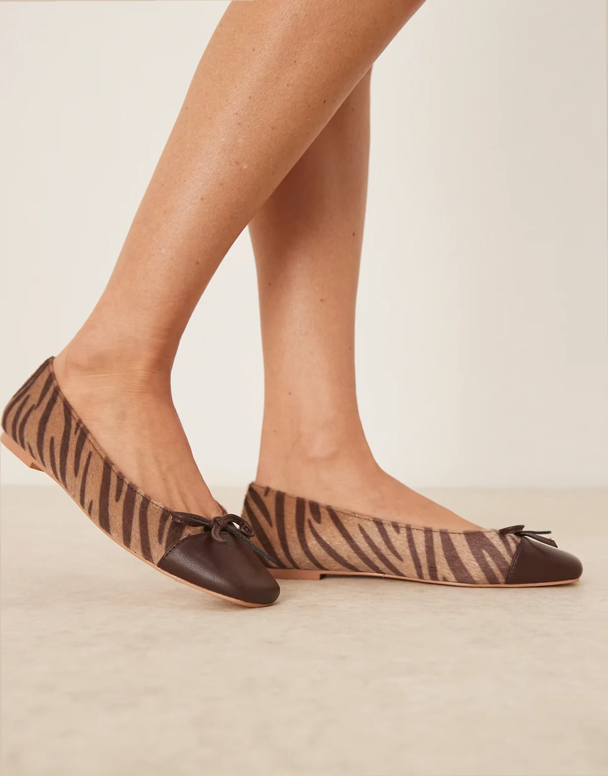 – Płaskie brązowe balerinki we wzór w paski zebry