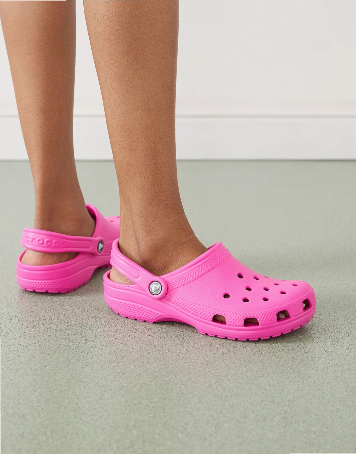 classic clogs in juice pink